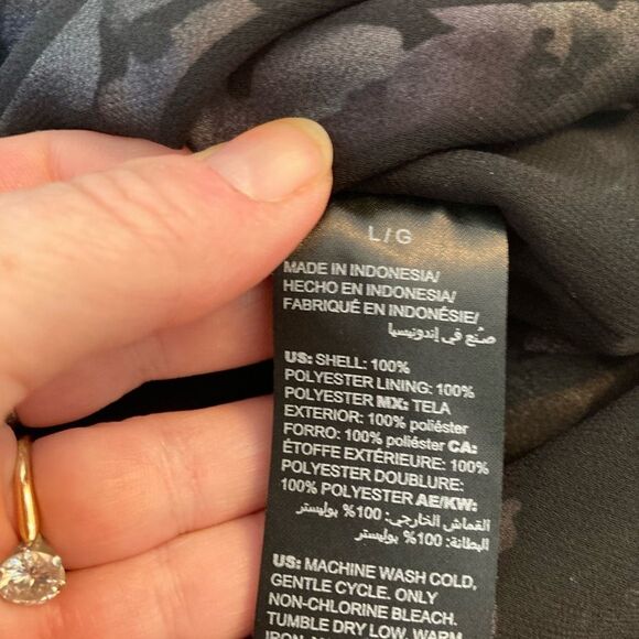 WHBM BNWT elegant purple floral print lined blouse w/ flutter sleeves - Picture 10 of 11